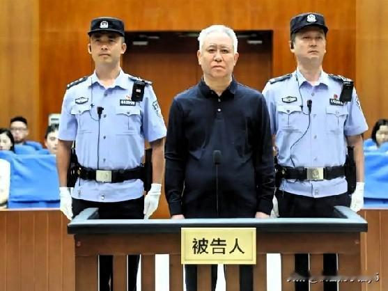 许家印的人生，宛如一部波澜壮阔、跌宕起伏的魔幻巨制。往昔，他是叱咤商海的风云人物