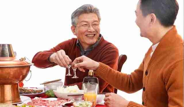 40多岁中年男人，一顿喝一斤白酒断片！看似死要面子，实则满是心酸。
 
前天饭局