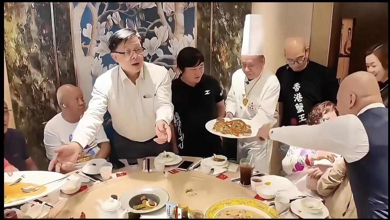 何君尧驾照都没考，就敢交钱订车？82岁老爷子穿“中国人的骄傲”T恤提车，还说是“