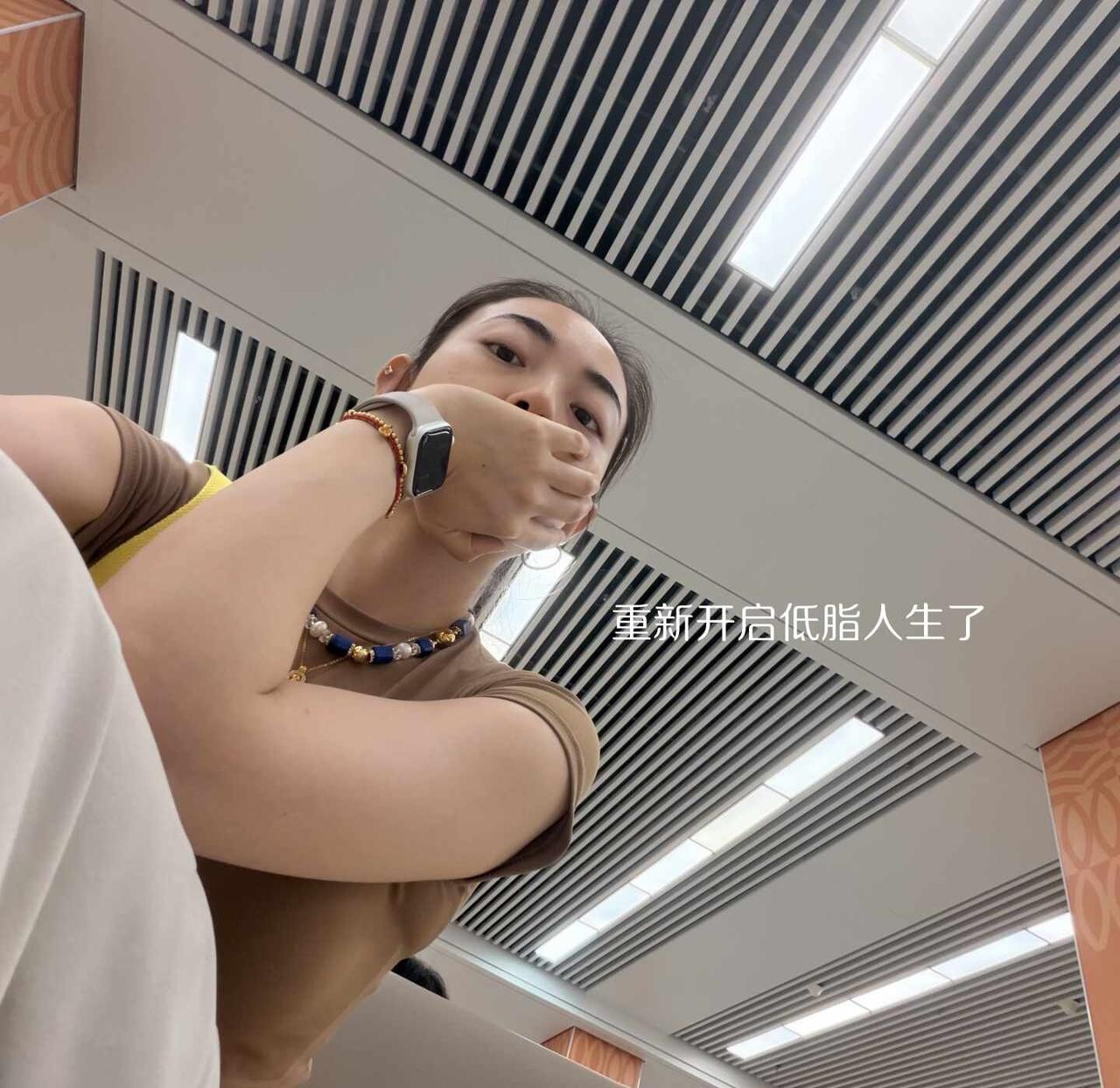三张图概括我的一天
尝试吧饭量控制在平时的一半
最直观的感受是我不困了😂
我失