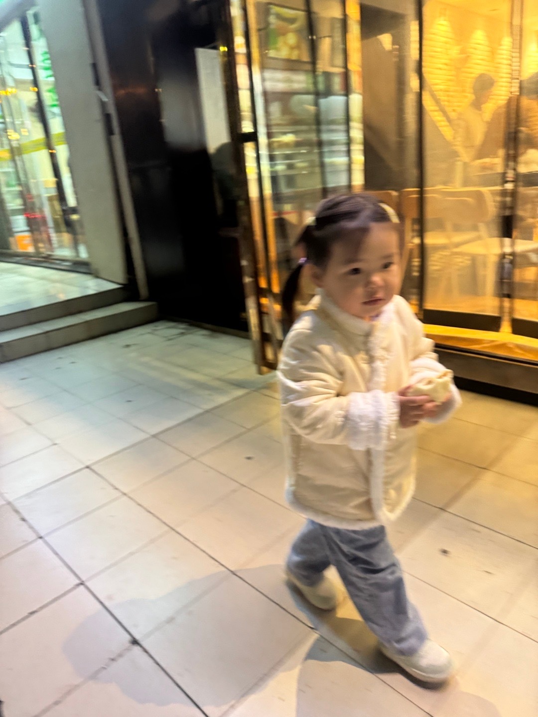 昨儿跟老师聊天，我说我们对她谈不上教育，除了原则性问题基本都是顺着她，她是吃软不