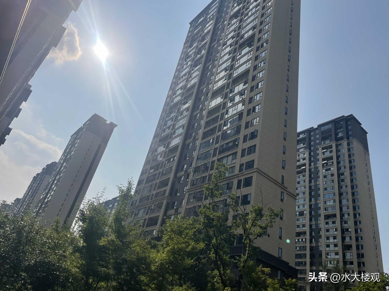 就这样的小区，在2024年都能卖出溢价，四代房出来之后，就不够看了，溢价马上消失