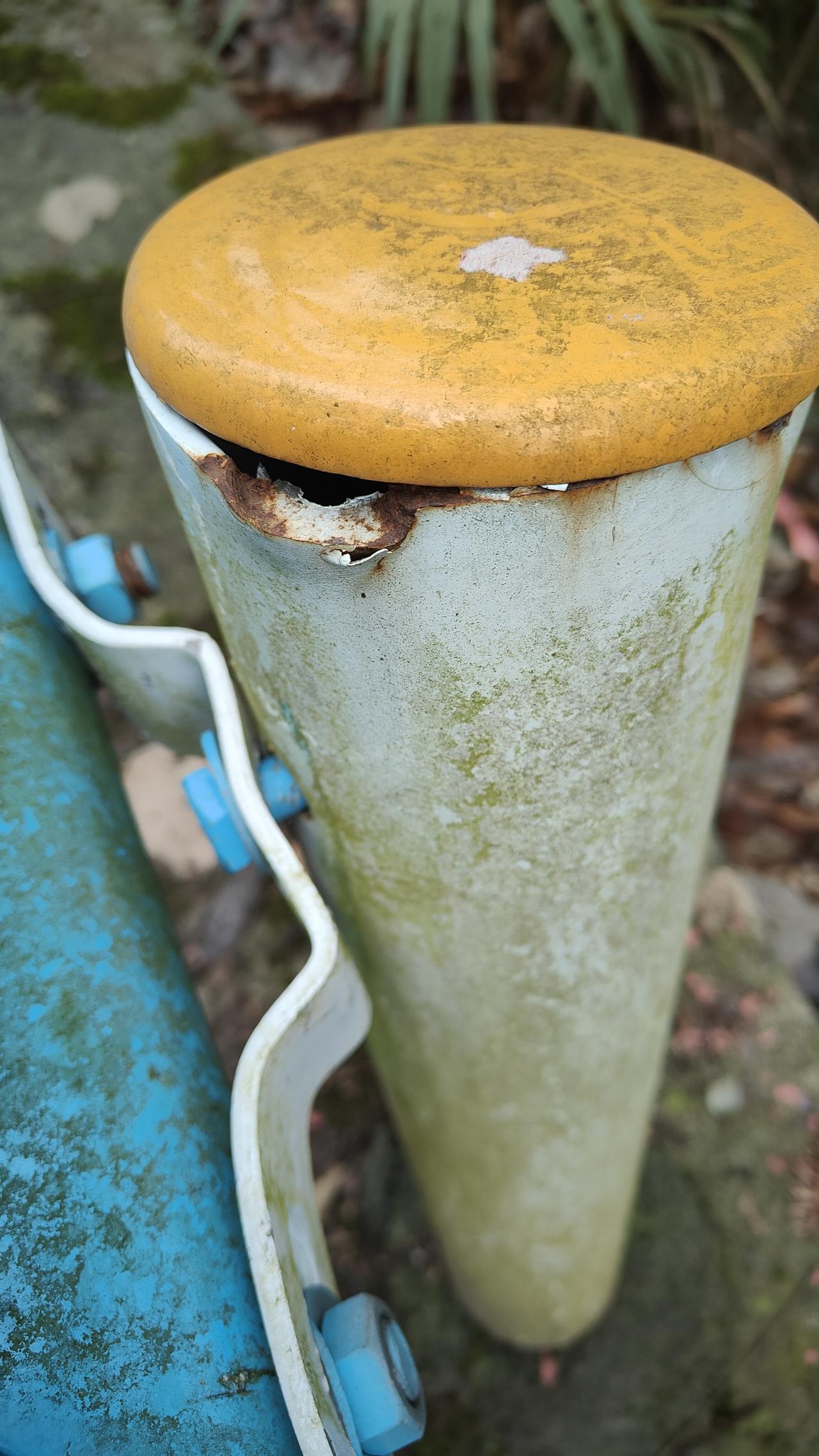 护栏用的钢质量不怎么样
才几年就开始生锈了