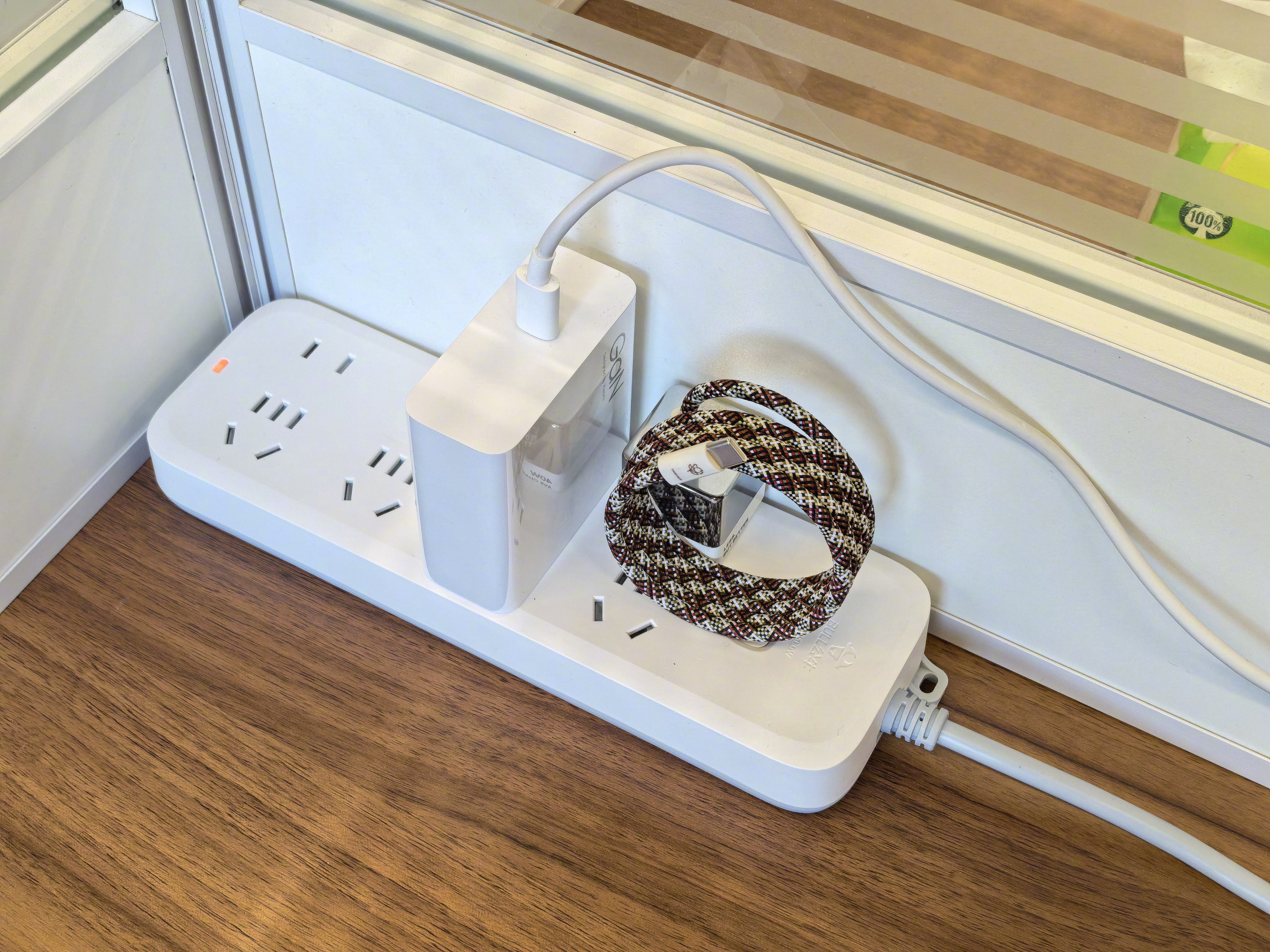 终于有空坐自己工位上了，一天天忙忙叨叨移动办公，没啥机会坐工位。我桌上自己放个红