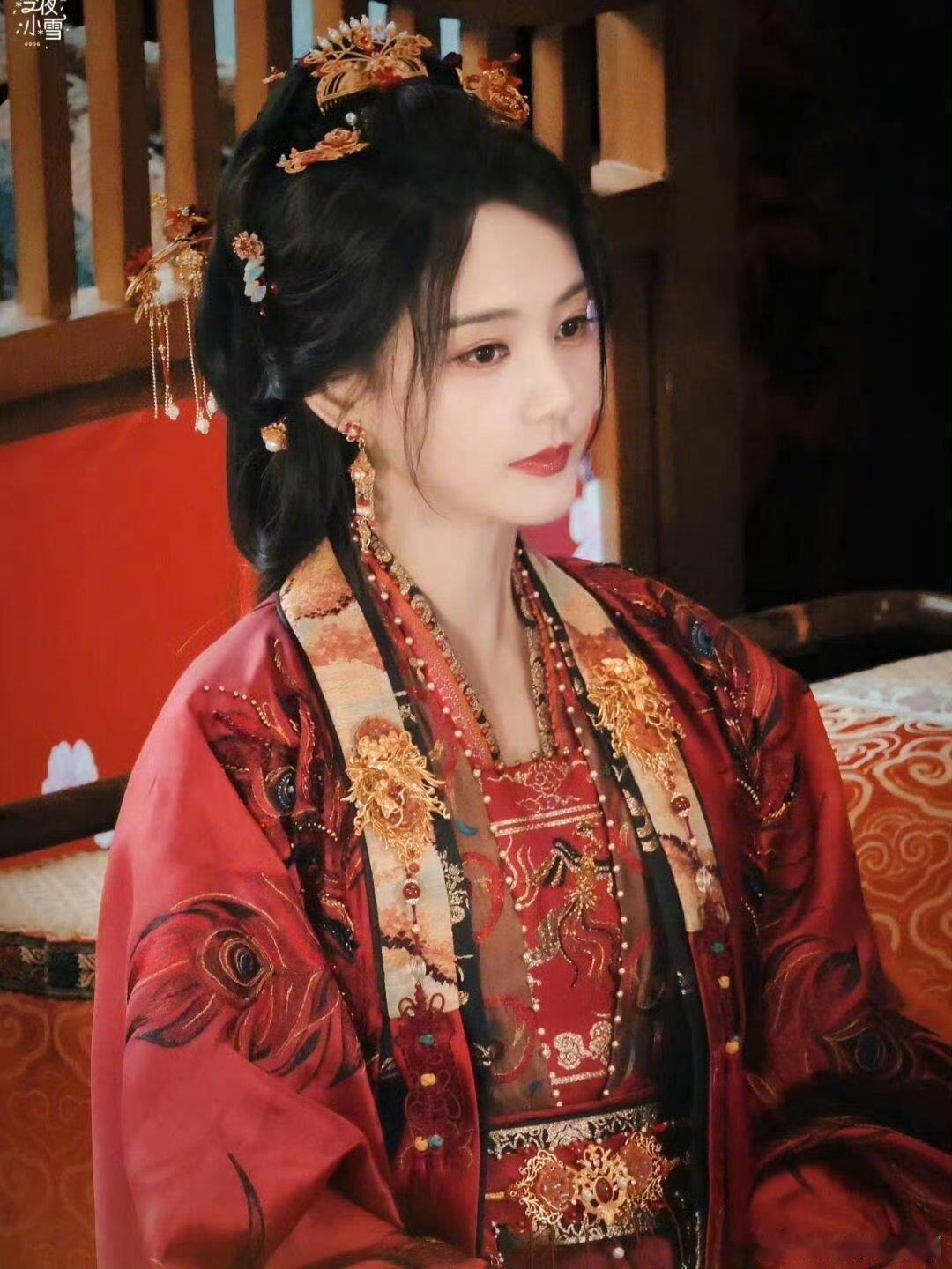 李一桐云秀行左右围男李一桐新剧吃的可真好，左一个曾舜晞右一个邓为，都是美男子嘞哈