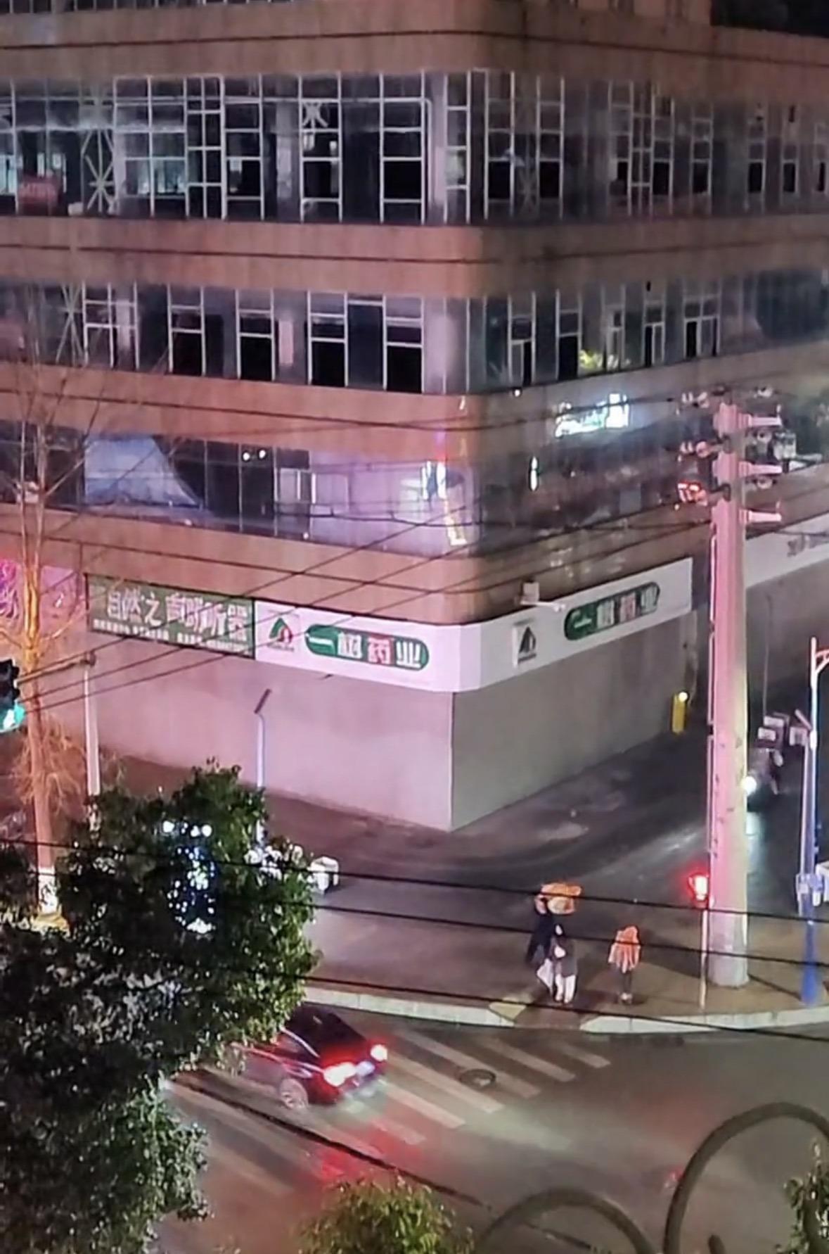 一言不合就封门，太离谱！
1月29日贵州毕节七星关区，三江城市花园A栋内部门面业