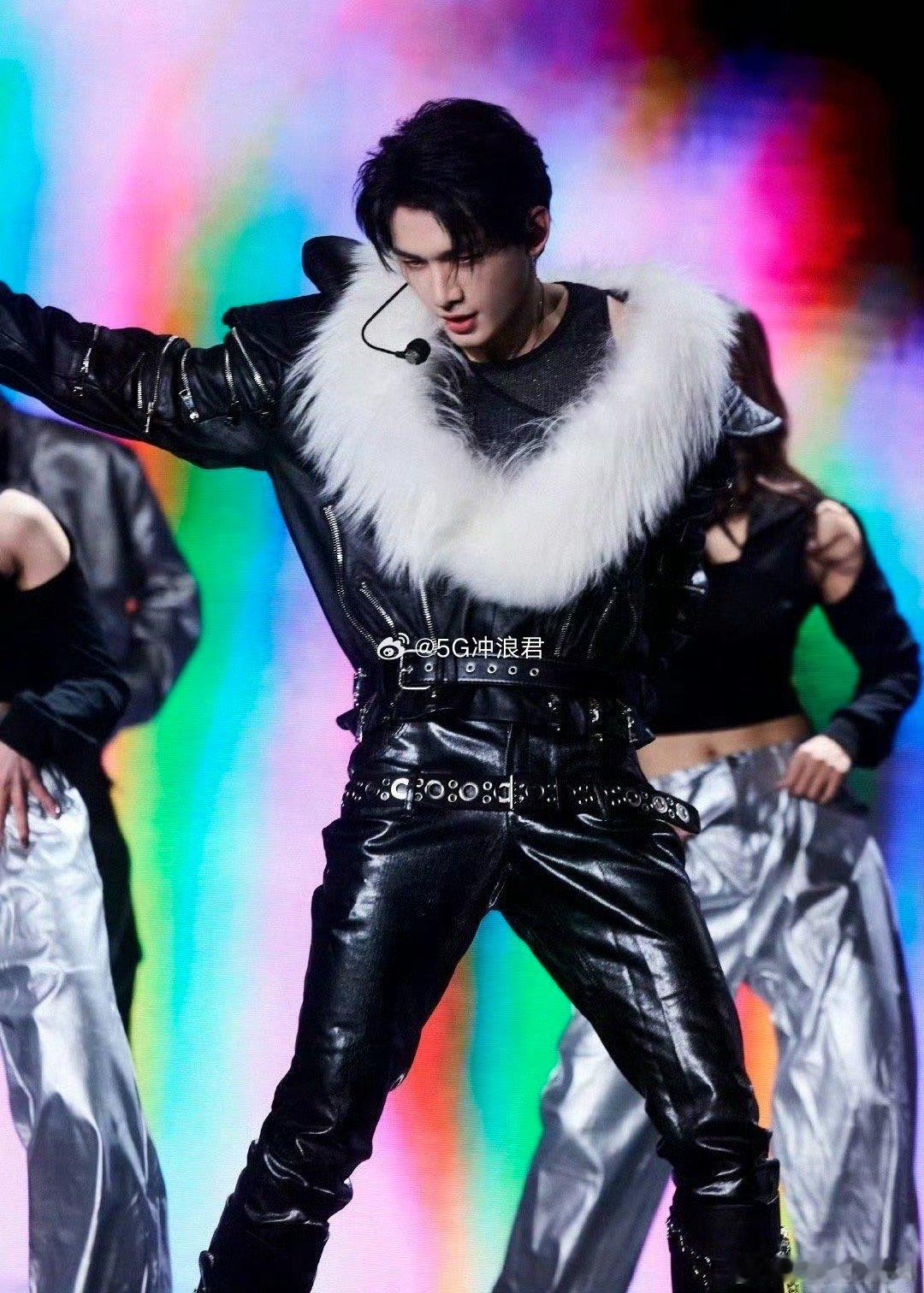 姚琛这段完播率100% 看他跳舞会忘记时间流逝，每个卡点都是对节奏的重新定义，每