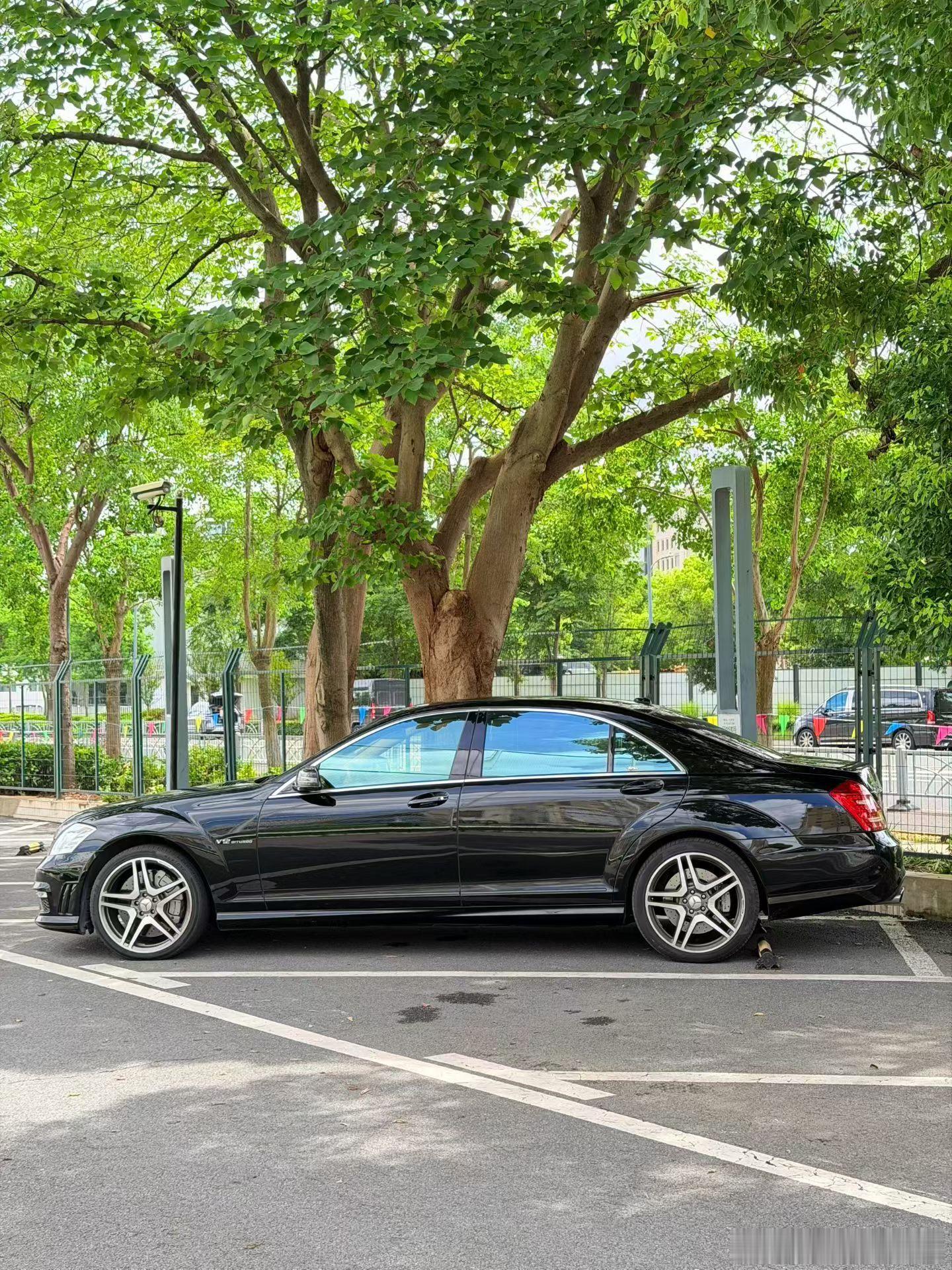 奔驰AMG S65，13年登记，行驶10万公里多， 6.0T V12，带车衣 