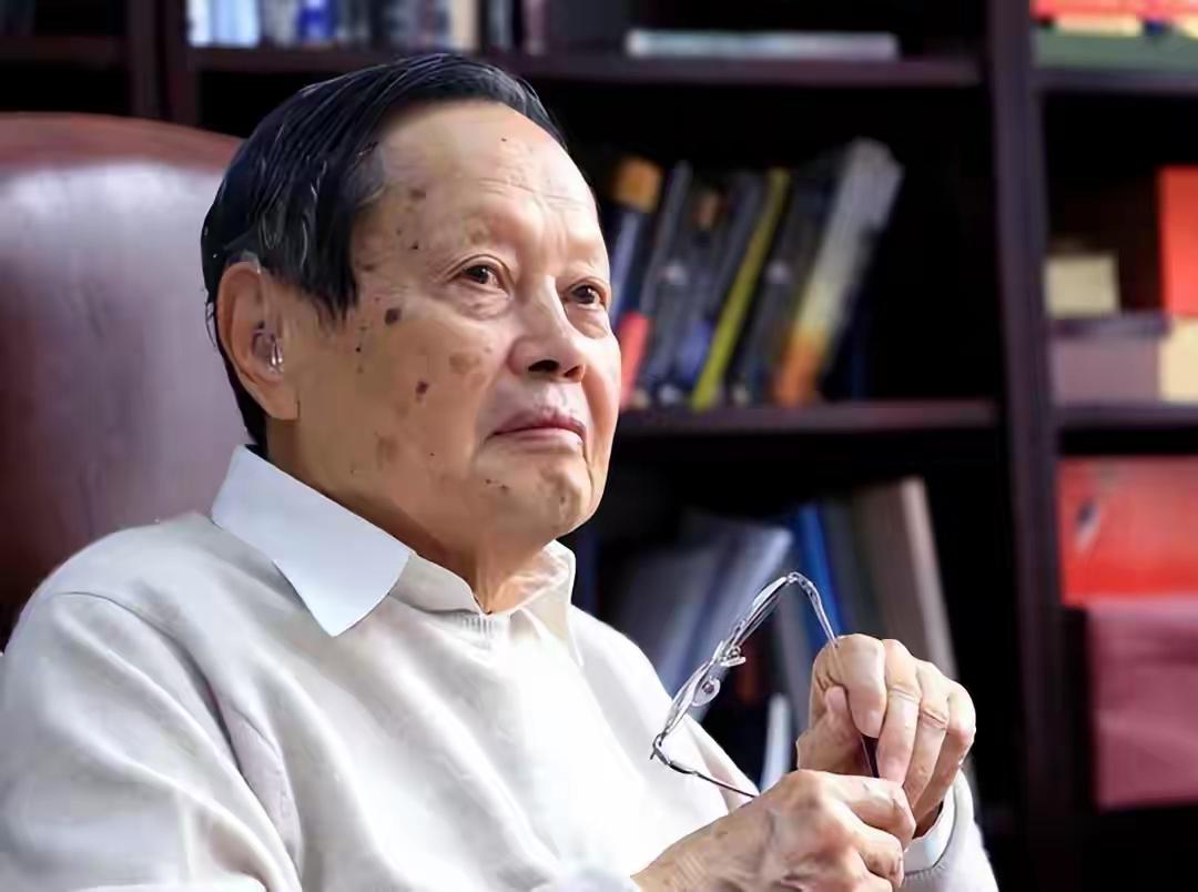 这不是一段普通的家庭故事，而是一段被尘封的痛苦记忆，隐藏在杨振宁辉煌背后的阴影。