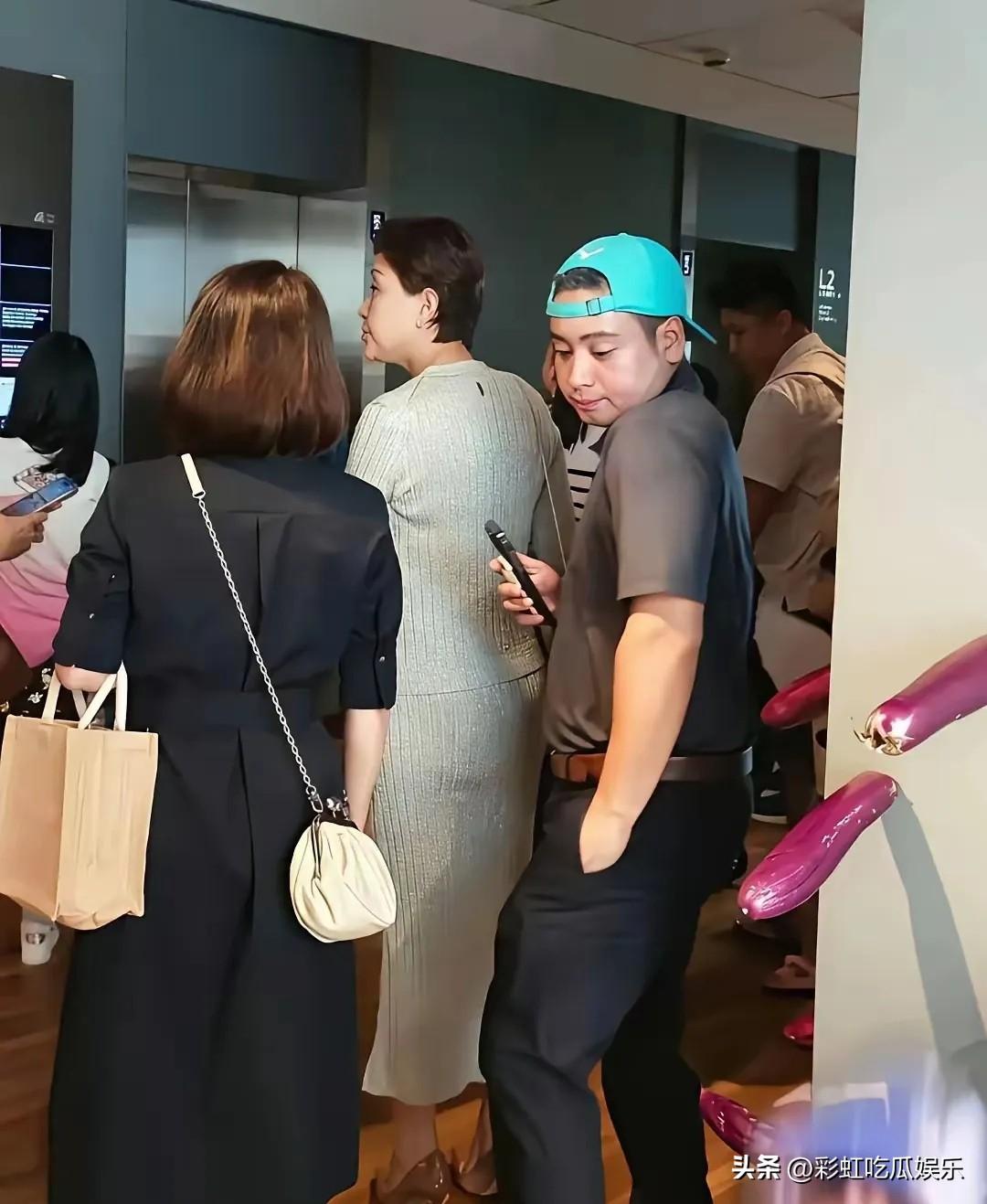 杨澜的背太厚了，正面看优雅体面，体态也不错，就是背厚这个减分项拖后腿。

俗话说