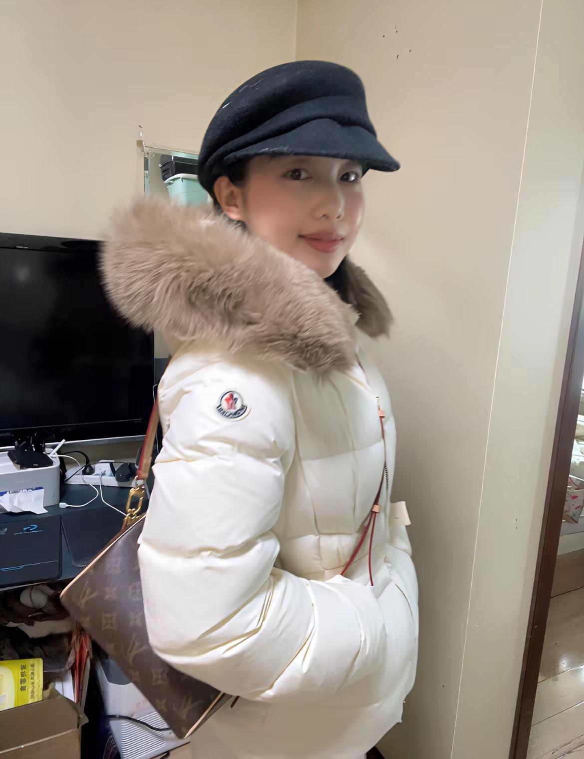 网友: 好纠结！友友们帮看看！二选一，选哪个颜色好看一点？给点建议。[祈祷]