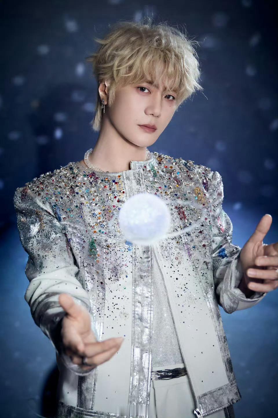 陆虎人到40染白毛 别人染白发显成熟，陆虎染白毛直接变少年！演唱会烂梗玩不停，颜