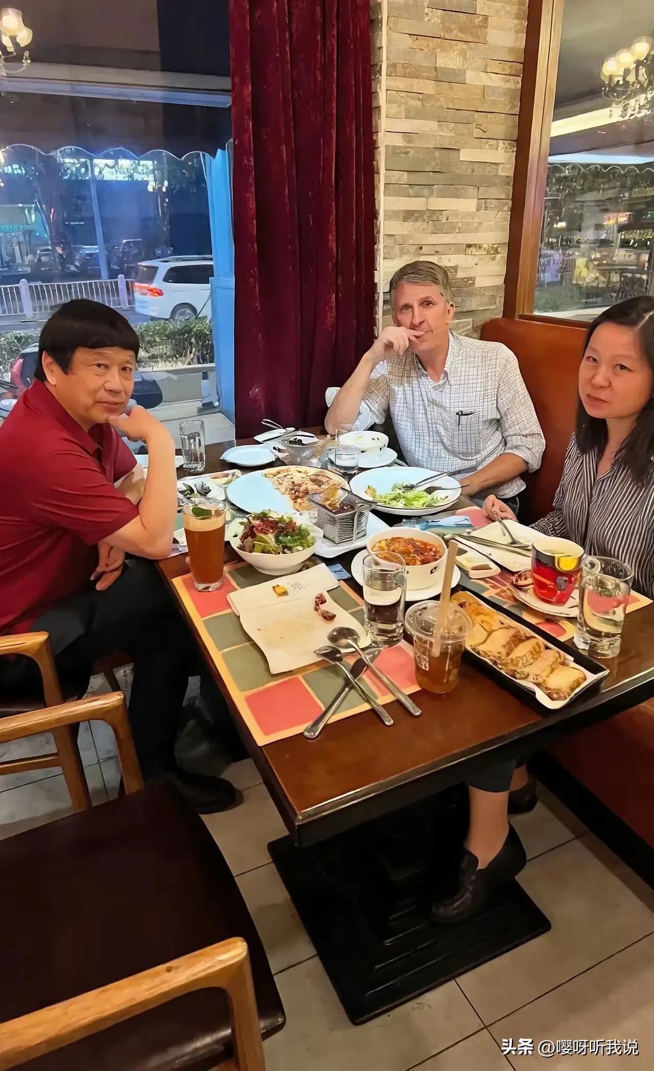 老胡其实早就看到了这些消息，也知道是怎么一回事，可就是不知道该如何向普罗大众解释