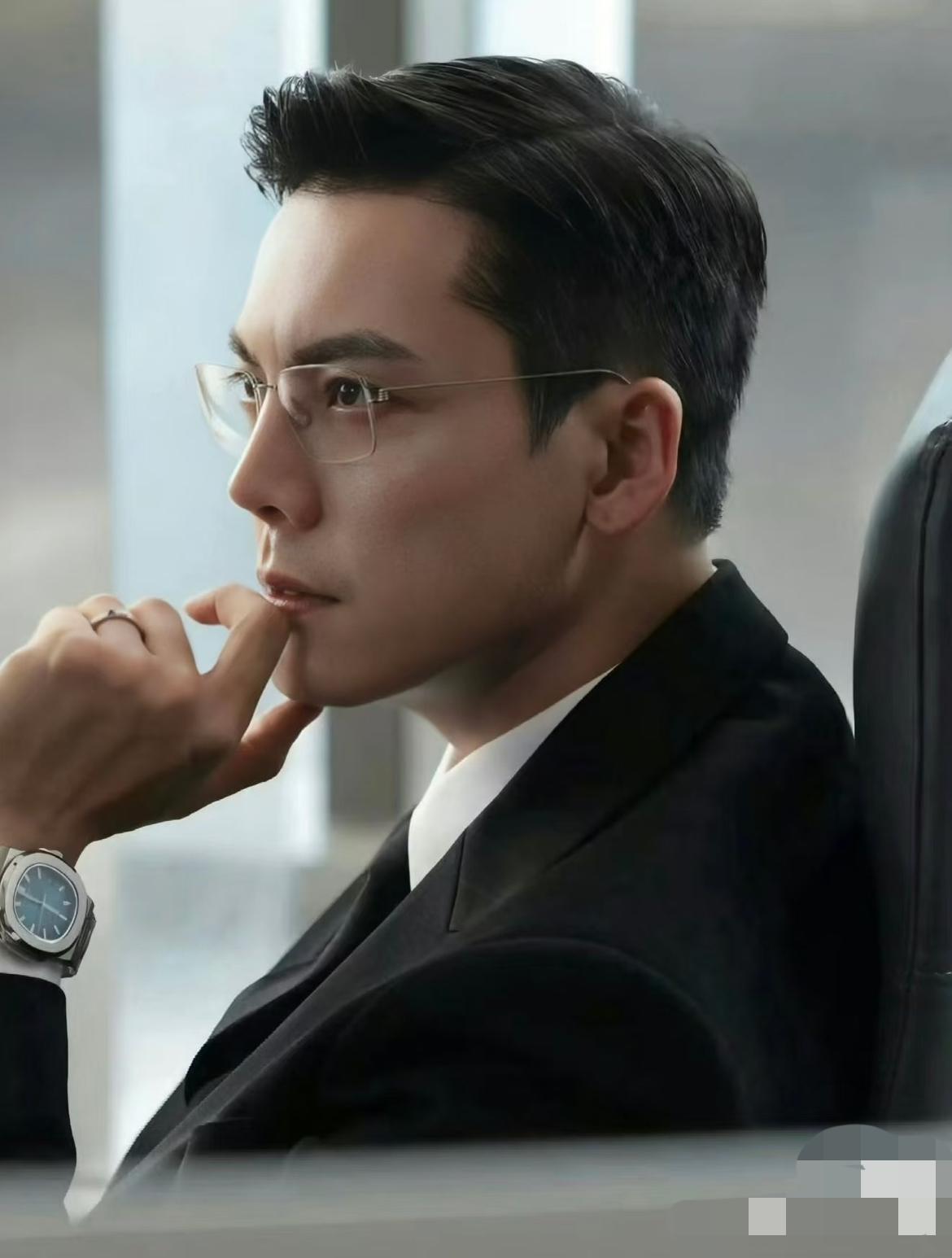 不仅网友没想到，
就连英皇也没想到，
陈伟霆这次演“渣男”霸总，居然
收获了观众