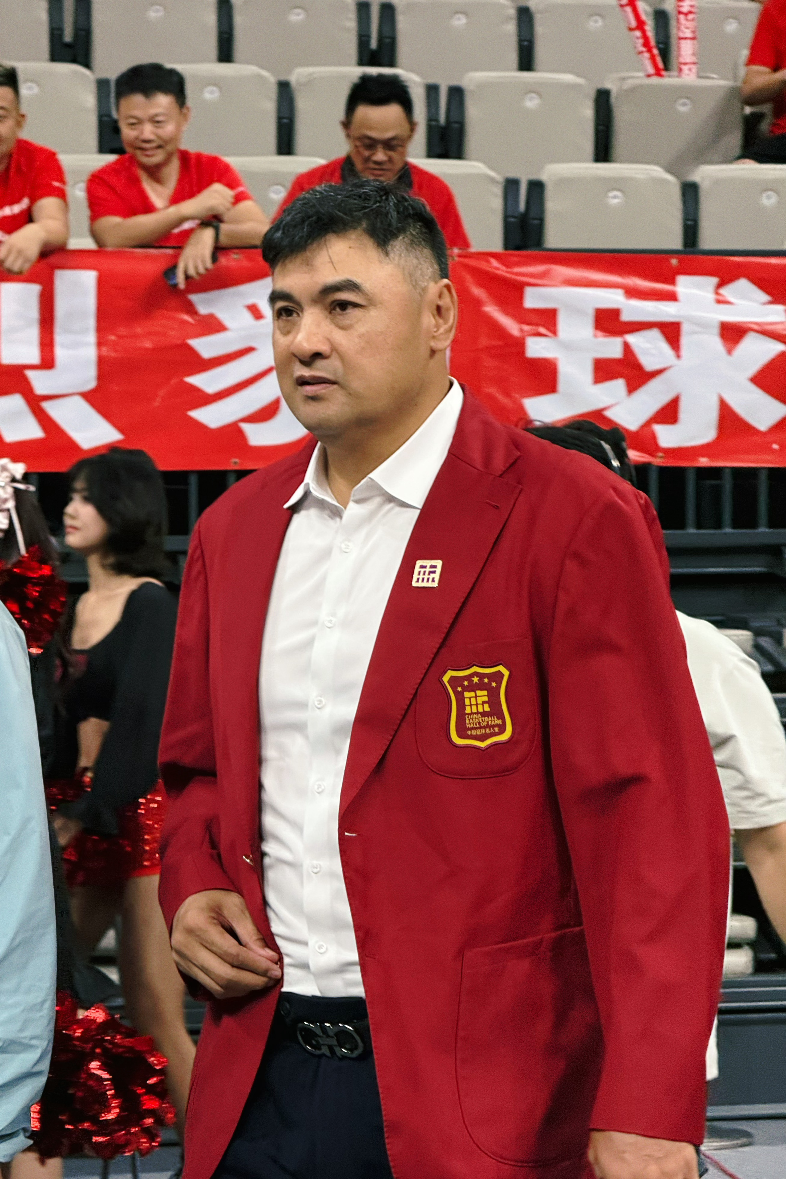 中国篮球名人堂成员刘玉栋抵达现场，准备为贺希宁颁奖。值得一提的是，CBA联赛的M