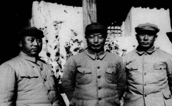 1948年10月，华北军区成立，三位领导合影。中间是司令员聂荣臻，元帅。右边是政