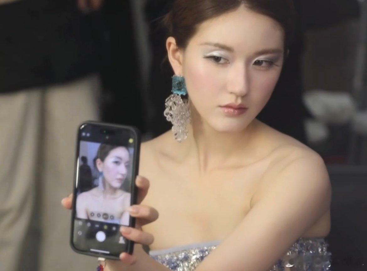 #赵露思用手机后置自拍#真美女完全不惧怕后置摄像头，真的狠狠羡慕了！#赵露思闭眼