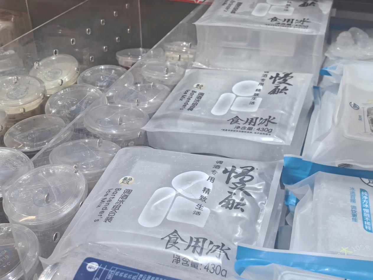 #6100家食用冰厂仅4家通过认证# 【年增300%，冰杯经济因何狂飙？】#冰杯