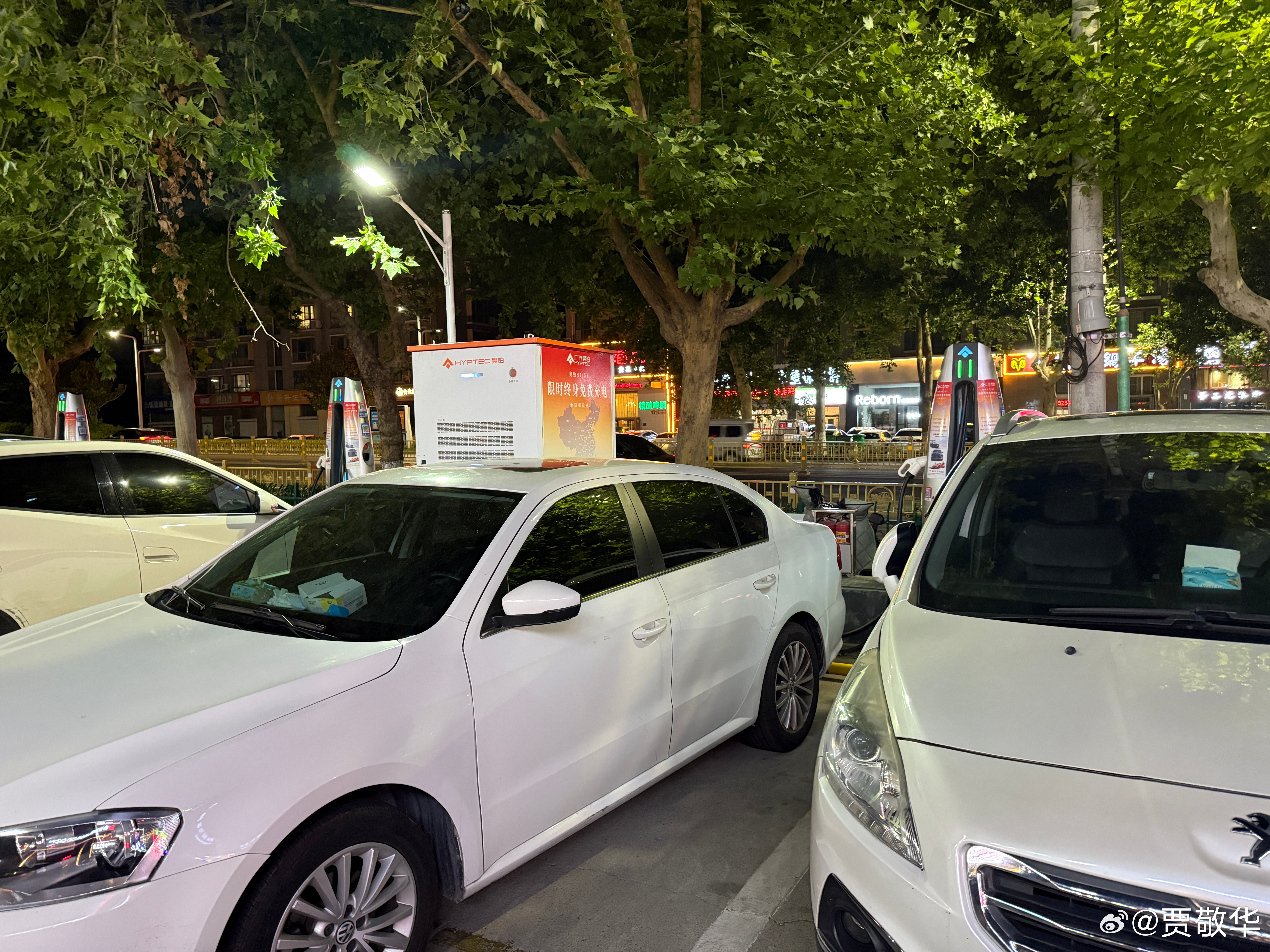 一年两箱油，人称鬼见愁，闲时占车位，用时翻跟头。起步三点头，停车不回头，直线跑不