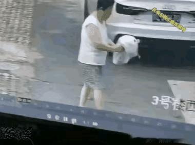 今天出门扔垃圾，真给我气够呛！就看见一大妈，拎着垃圾袋直奔垃圾桶，眼瞅着一步就能