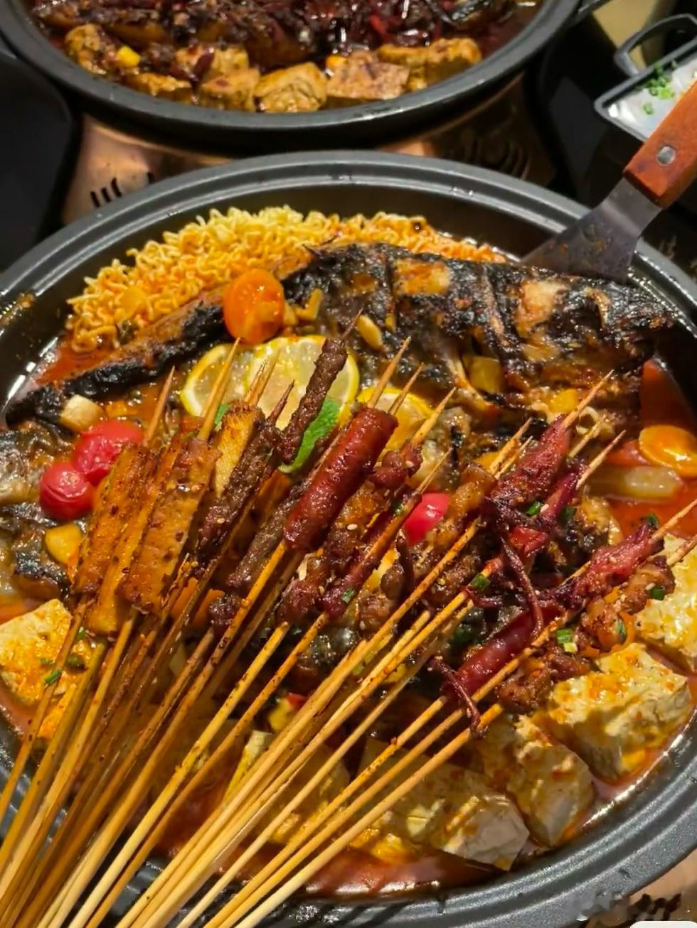 成都美食排队王竟然不是火锅 之前在家里做了好几次烤鱼，都是先用油煎一下，再加上烤