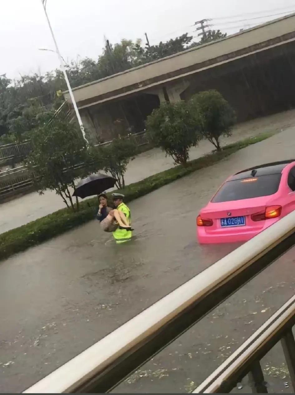 这个公主抱太感人了！[笑哭]