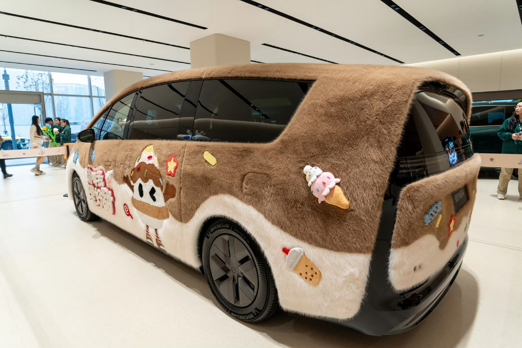 理想和蜜雪冰城的联名，这毛绒绒的有点可爱啊，好看！另外，你们猜猜这套毛绒车衣，得