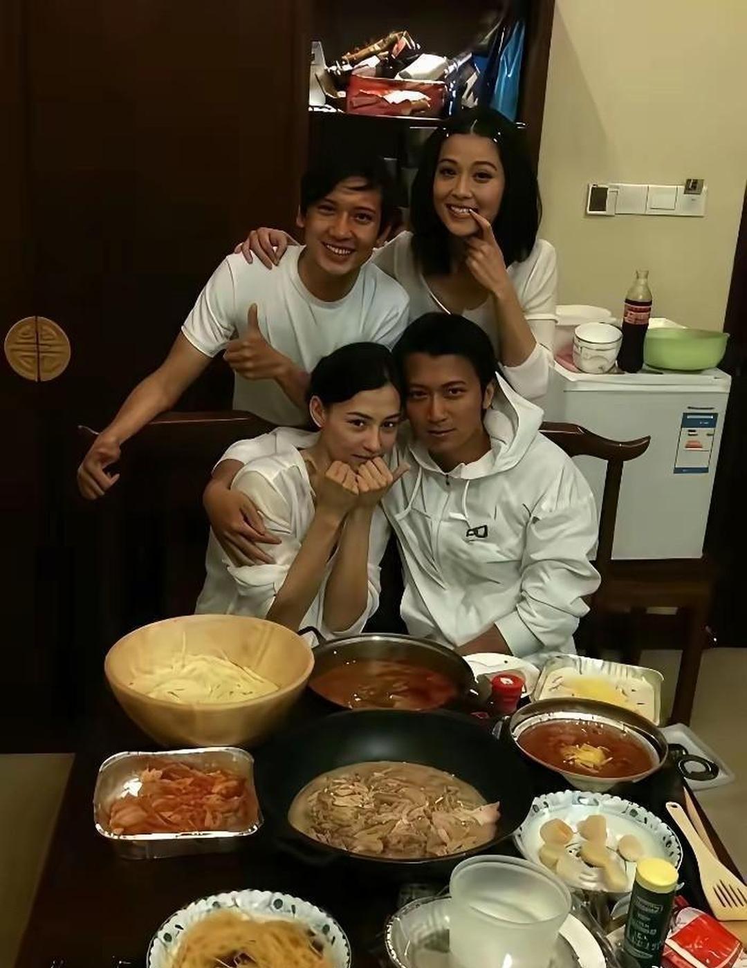 这是张柏芝去横店探班谢霆锋的旧照，为大家做了一桌子的菜，他们很恩爱，不知道后来为