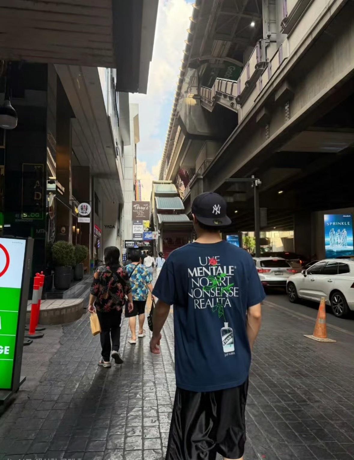 崔秀彬用ai修图忘记去水印了 ​​​