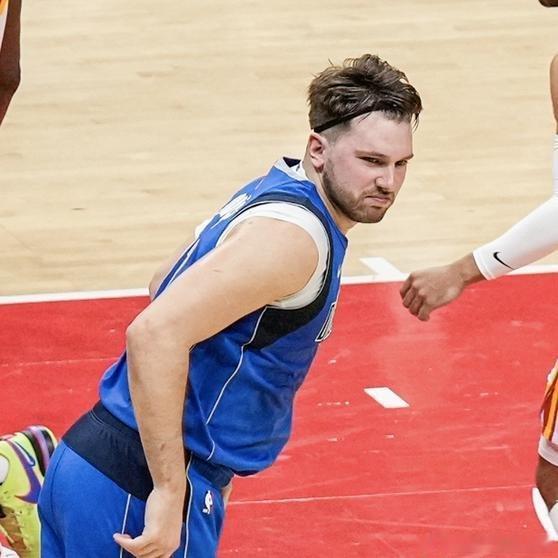 《始乱终弃？东契奇新恋情疑曝光，美媒透露：已关注但未约会》东契奇新欢疑遭曝光，美