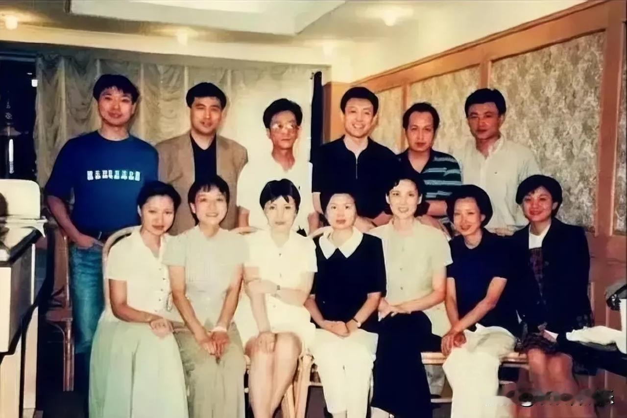 这是一张90年代的央视主播合影，一眼认出李修平身材高挑气质脱颖而出，同时，杨晨那