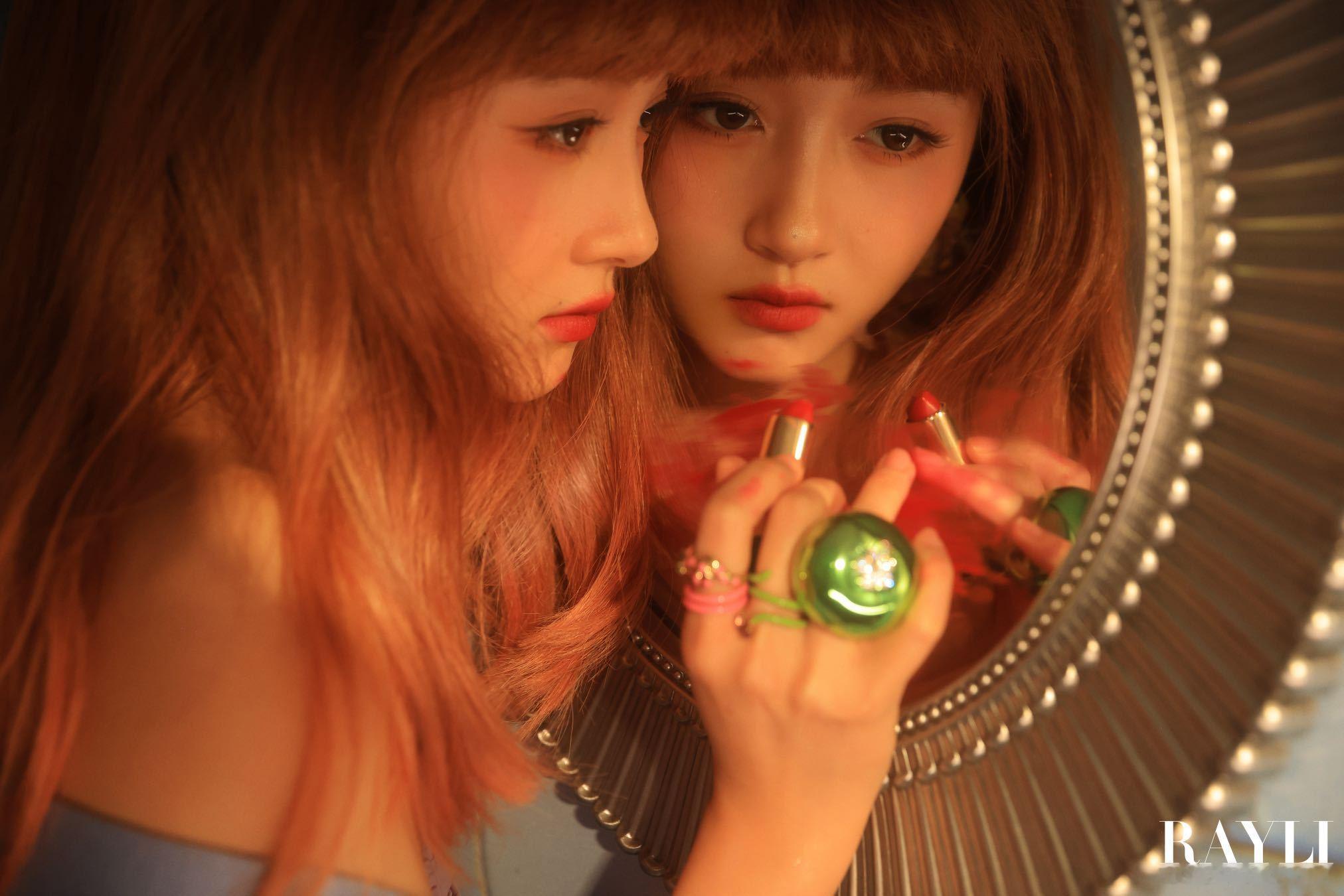 关晓彤瑞丽开年刊封面关晓彤开年刊      甜酷切换，自在如风。关晓彤的瑞丽开年