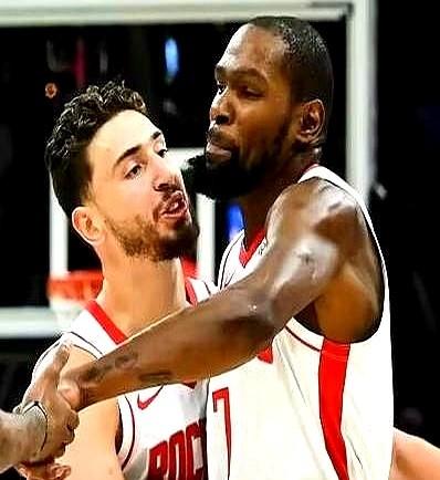 火箭11战10胜，其中最大的功臣不是杜兰特和申京，而是联盟的“特殊照顾。”
联盟