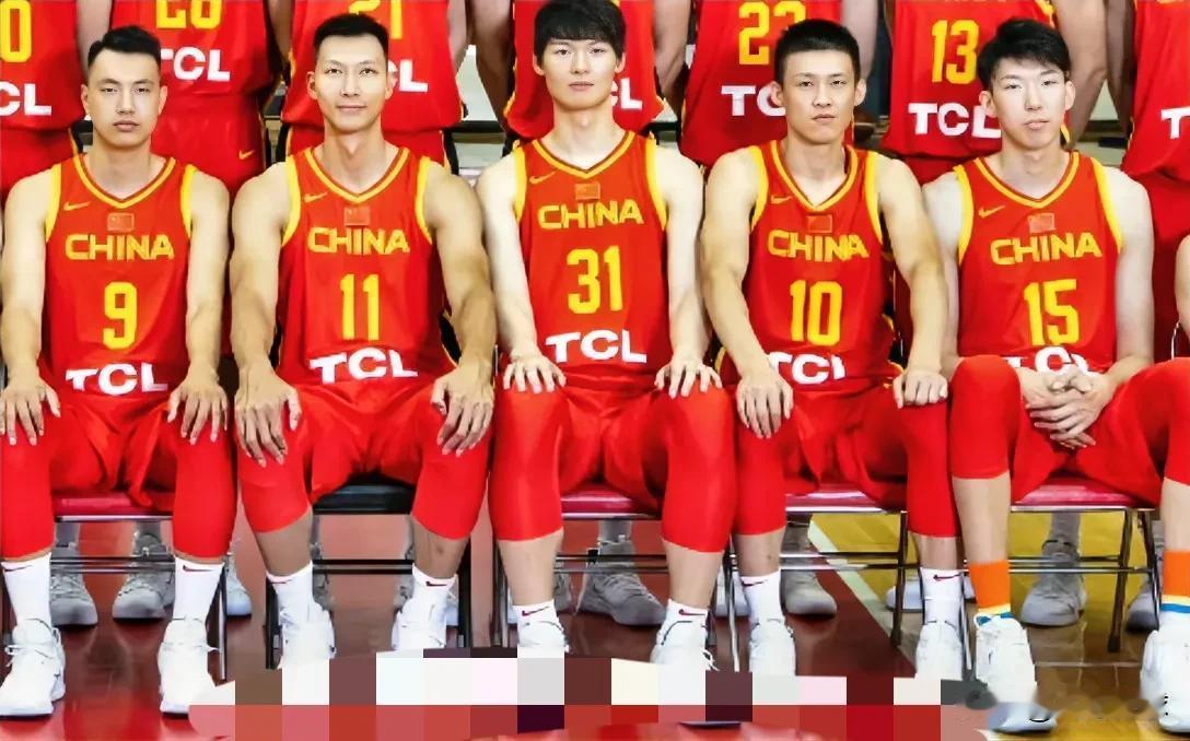 看到这张图我就想笑
王哲林最年轻
身体最单薄
好想也没什么问题