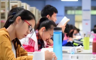 现在的孩子即使上985大学，也未必有那时候中专的道路顺畅，这就是残酷的内卷。
