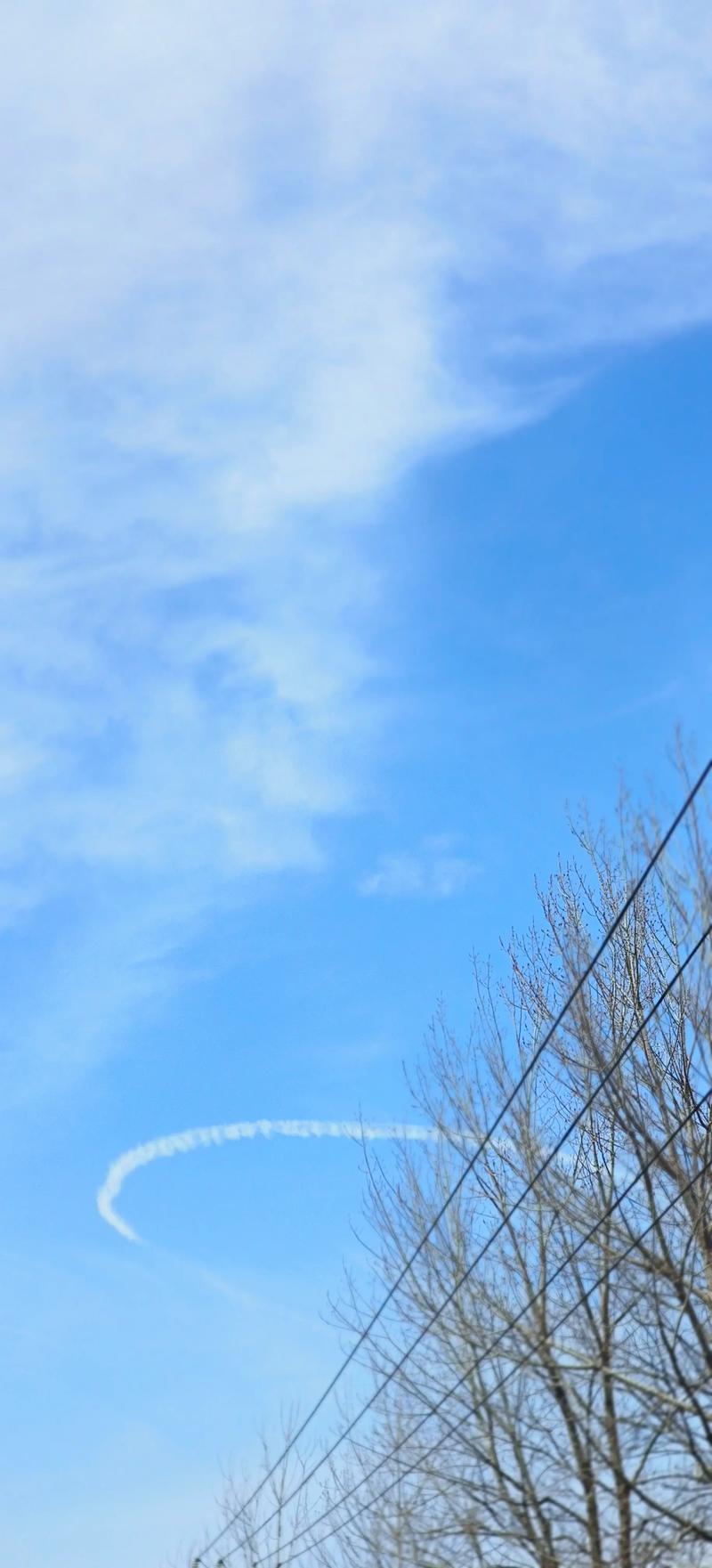 兄弟，别骗自己了。

你伸手想牵她，她下意识把手缩回去。你往她身边凑，她身体往后