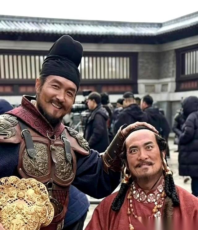 汴梁城门被推开的那一刻，张彦泽的刀光直接撕裂了京城的平静。他不是来接管，他是来“