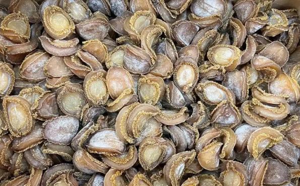 干鲍在中国高端宴席上的地位，不用多说。网鲍、吉品鲍、禾麻鲍，哪个端上来都是压轴的