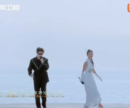 散场了，但《山河图》的旋律和两人震撼的高音还在脑海里循环。今夜无眠，需要反复回味