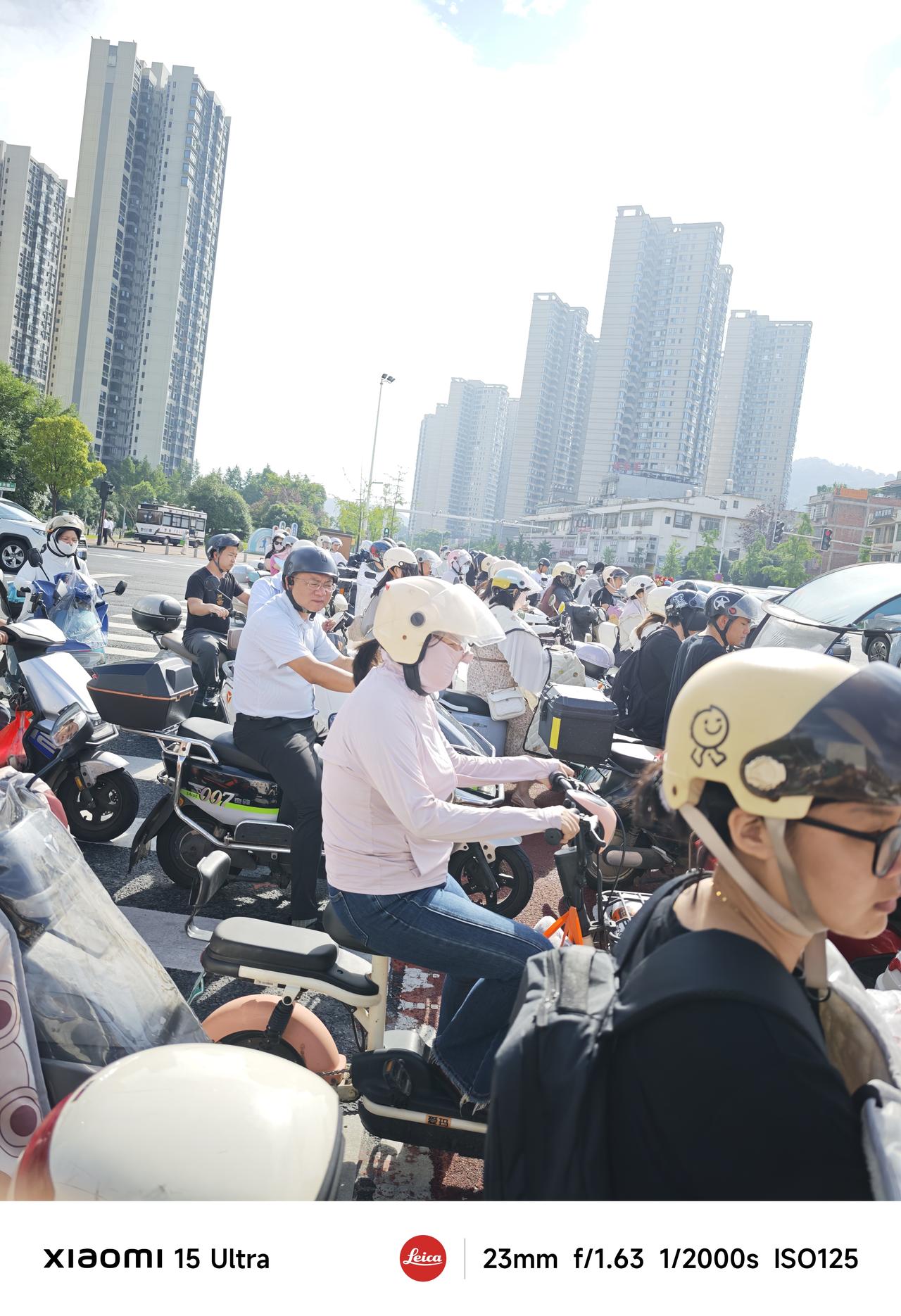 不敢相信是长沙！电动车大军真堵成狗了
今天天气好，没开车，骑小电驴，走的雷锋大道