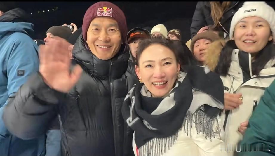 苏翊鸣爸爸妈妈终于首次露面了！夫妻俩颜值也太高了！妈妈看着年轻漂亮又大气，和帅气