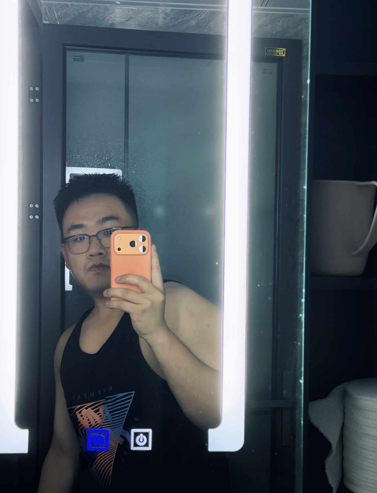 洗漱台拍个照🧺🛁🚿
毫无训练痕迹的小菜鸡 健身毫无训练痕迹
New mir