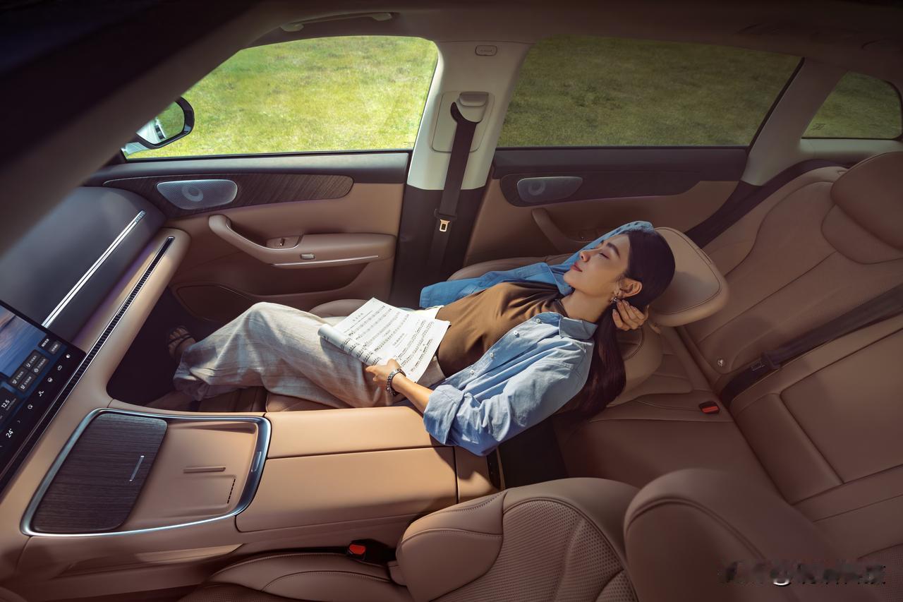 试着把办公室“装”进包里，旅途中的碎片时间忽然变得扎实。接到需紧急确认的文件，不