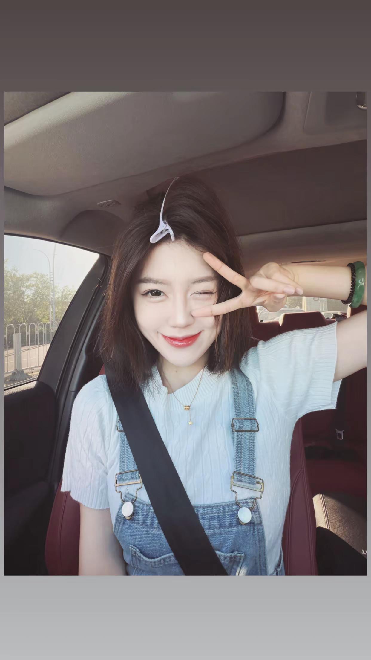 她留短发 淡的妆 身上茉莉花的香