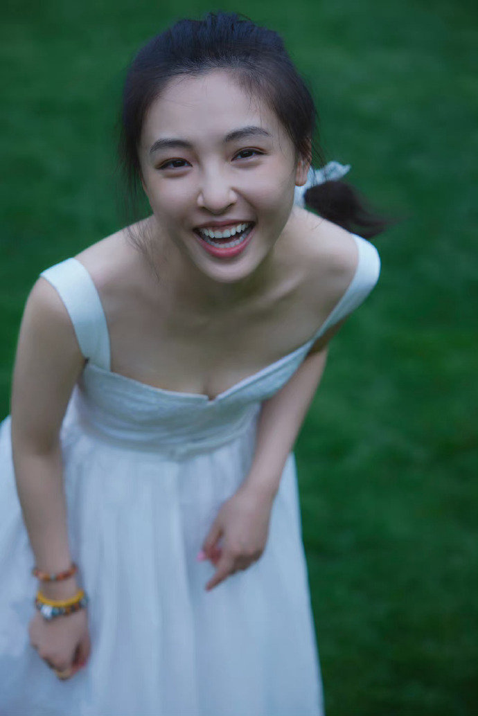 #吴倩清纯女大即视感# 吴倩是什么神仙颜值呀，一整个灵动到了我的心里。清水出芙蓉