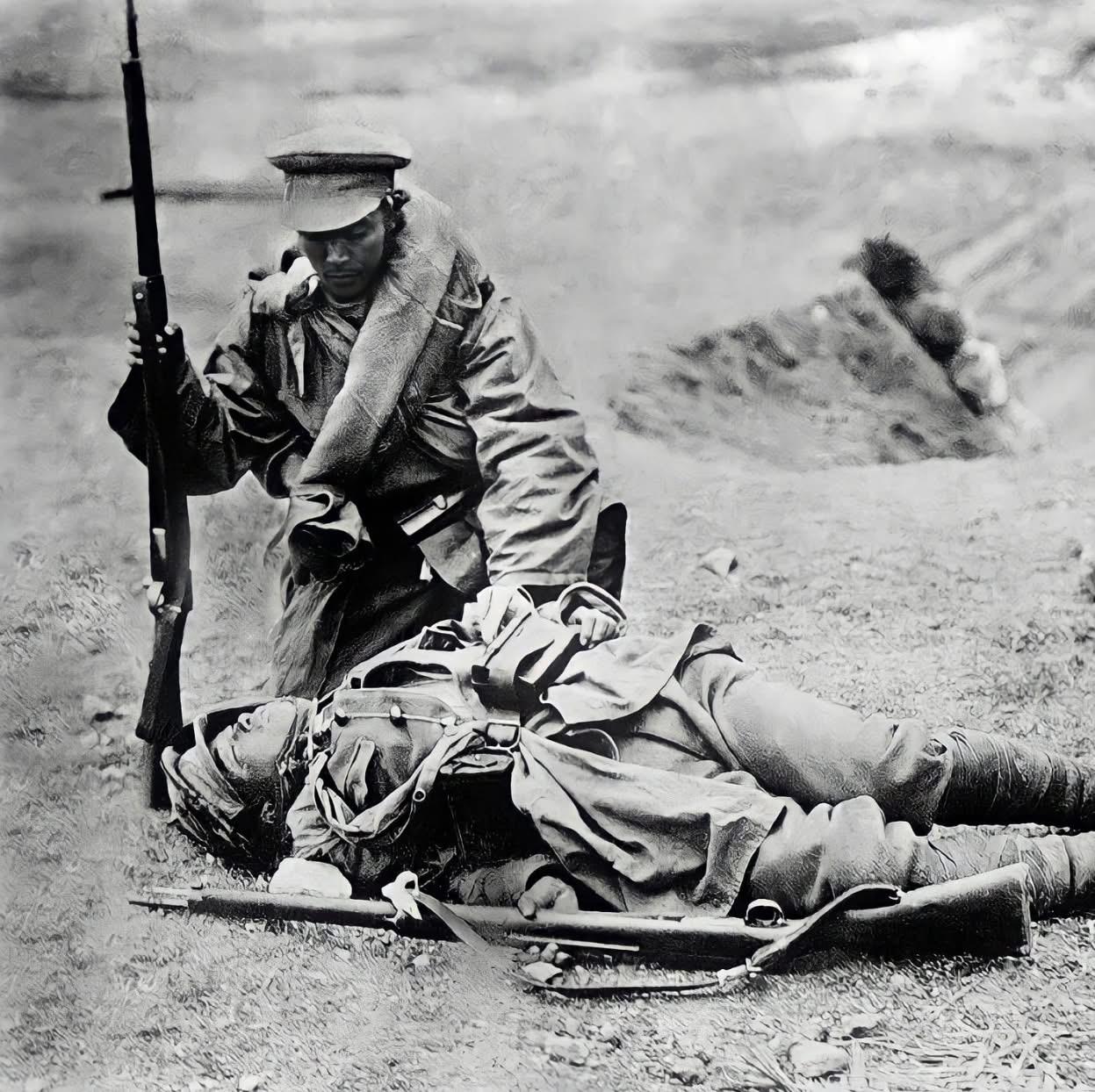 1914年日德青岛战役期间，一名日寇士兵正跪在刚毙命战友旁查看情况！

这场战役