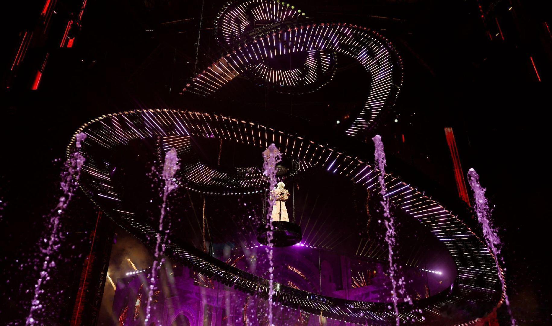 华晨宇演唱会舞美喷泉、水幕、灯光、巨幕多元素协同，情绪层层递进，当歌声响起，所有