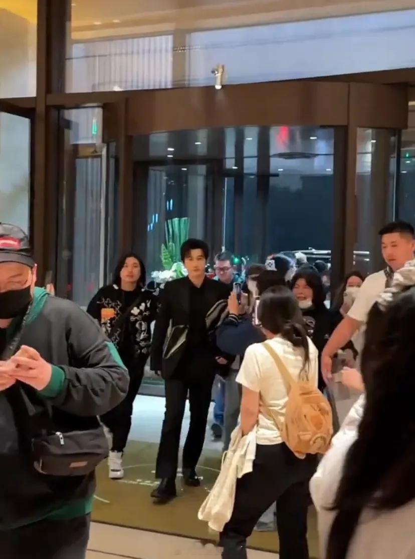 黄晓明?黄晓明这是怎么了？参加活动的时候，一听到有人喊“叶珂”，他脸色就变了，叶