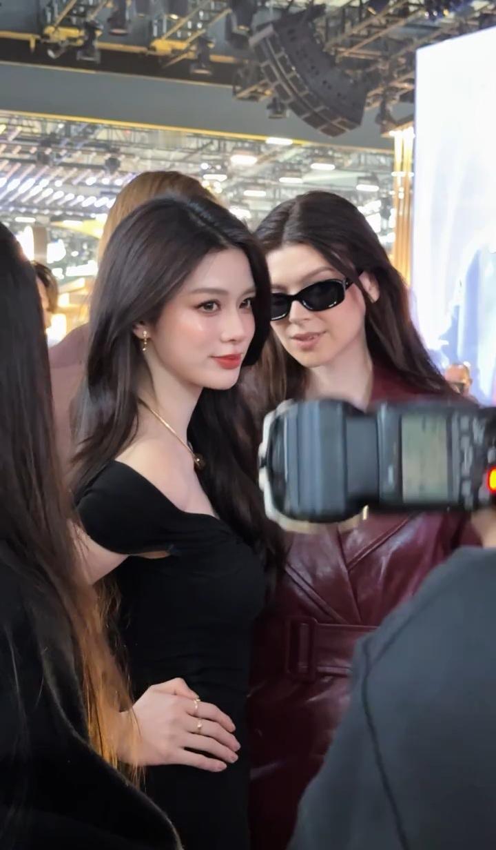 车模板板酱，妥妥的颜值担当车展 颜值三生花不完