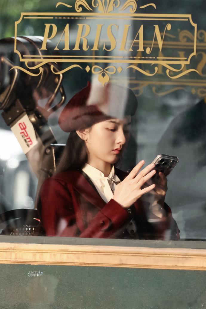 宋祖儿留洋千金，宋祖儿董小青神图有，谁懂这个隔窗而望的贝雷帽造型的祖儿的美感呢~